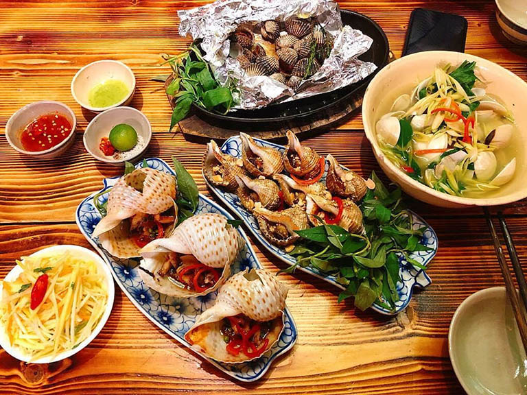 Những quán hải sản tại Quy Nhơn có thực đơn đa dạng phục vụ nhu cầu ẩm thực của khách hàng không?
