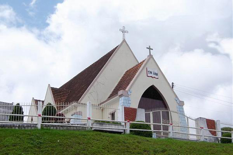 nhà thờ gần Thung Lũng Tình Yêu Đà Lạt