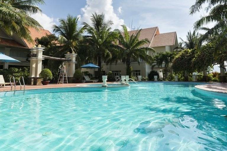 Sài Gòn Côn Đảo Resort là một khách sạn gần biển với điểm nhấn hồ bơi rộng lớn, độc đáo.