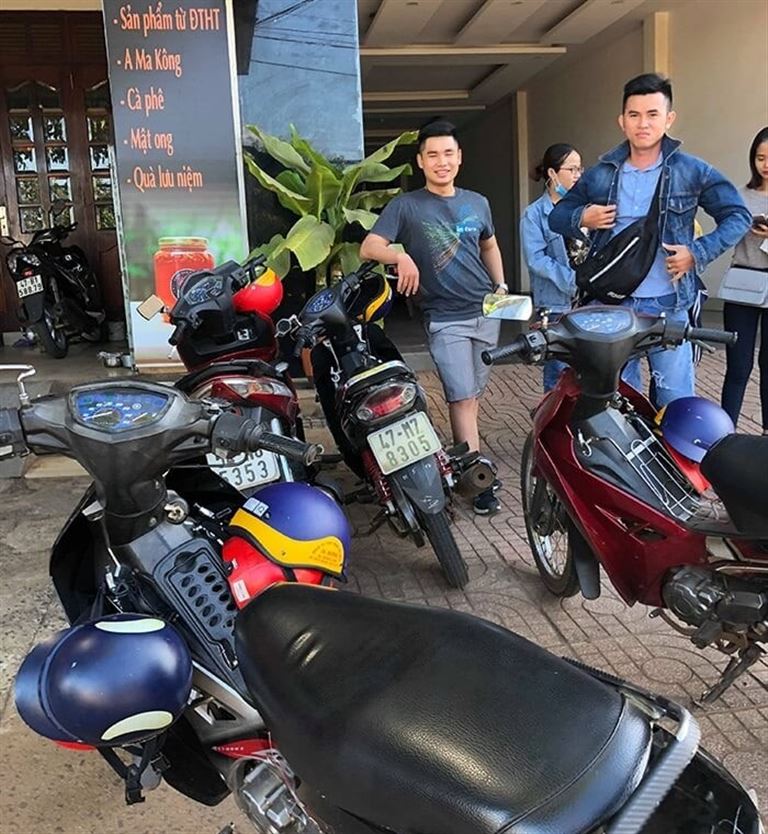 Du khách từ khắp nơi đều hài lòng với dịch vụ cho thuê xe máy Đắk Lắk tại khách sạn Đam San. 