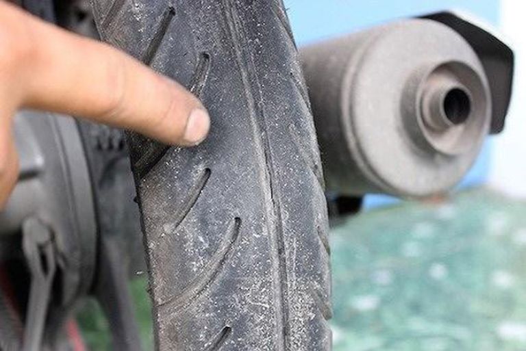 Tình trạng lốp xe mòn do không được bảo dưỡng thường xuyên.