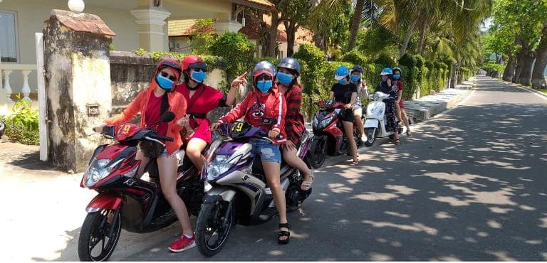 Không chỉ khách lưu trú mà rất nhiều khách du lịch đều thuê xe máy của khách sạn Lam Sơn.