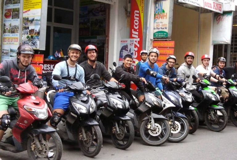 Khách hàng nước ngoài lựa chọn thuê xe ga để khám phá phố phường Tuyên Quang.