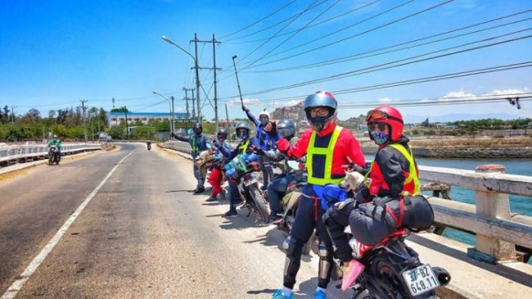 Đừng bỏ qua bước kiểm tra xe trước khi thuê xe máy gần sân bay Tân Sơn Nhất để đảm bảo an toàn tuyệt đối cho chuyến đi của mình nhé!