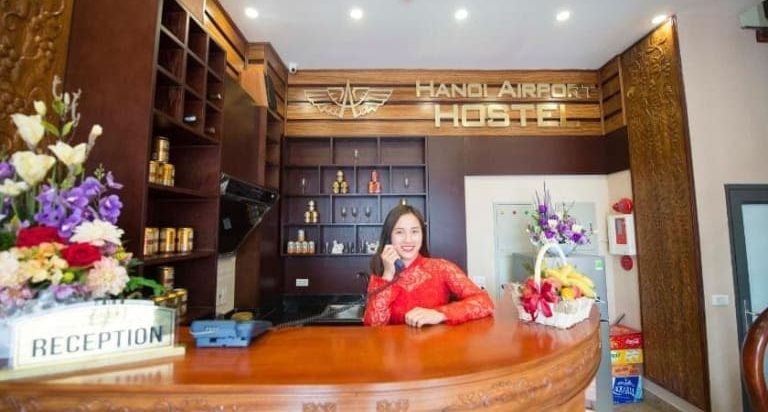 Nhân viên lễ tân Hanoi Airport Hostel làm việc 24/24, nhưng vẫn giữ thái độ niềm nở, nhiệt tình khi tiếp xúc với khách hàng.