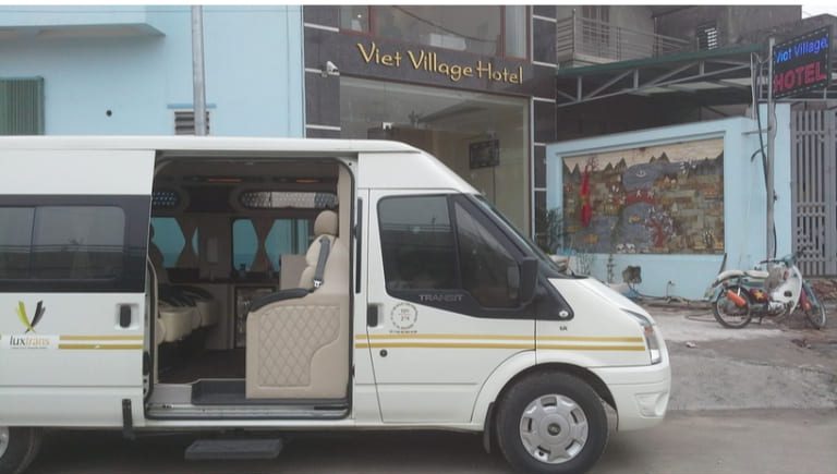 Viet Village đưa đón khách từ sân bay Nội Bài về homestay, và ngược lại bằng xe limousine dang trọng bậc nhất hiện nay
