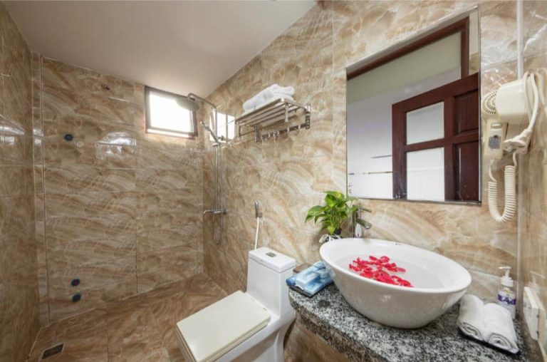 Phòng tắm của Viet Village Hotel & Travel có thiết kế sang trọng và đầy đủ các tiện nghi cần thiết để đáp ứng các nhu cầu cơ bản của du khách