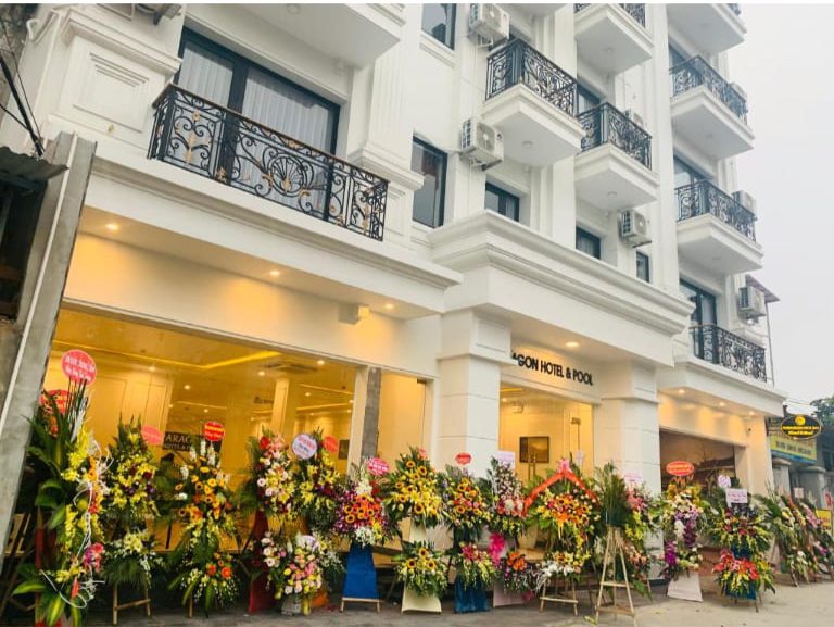 Với quy mô lớn, nhiều phòng nghỉ và vị trí đẹp, khách sạn Paragon Noi Bai Hotel & Pool được nhiều du khách lựa chọn
