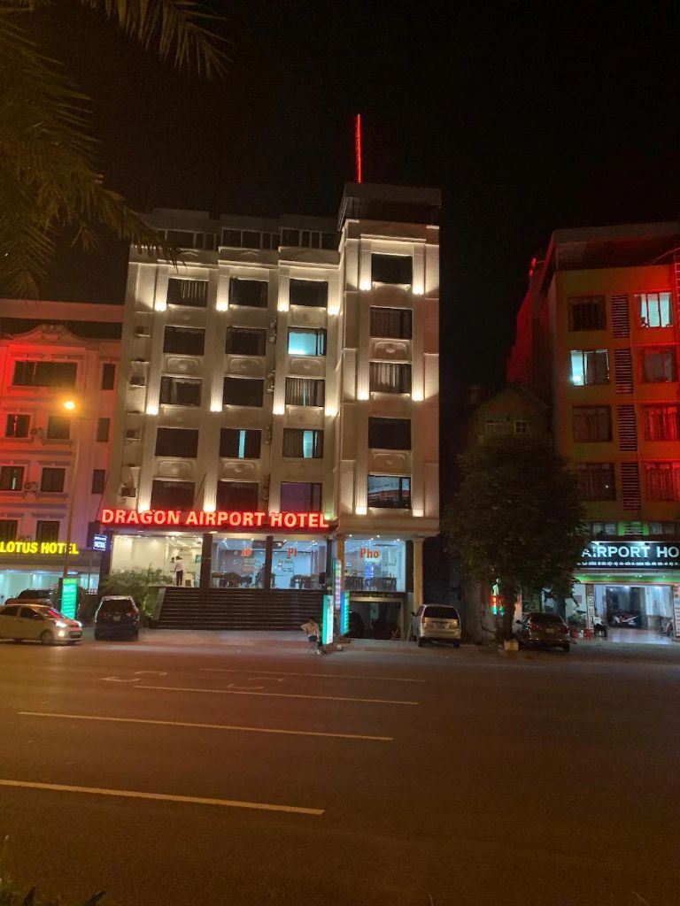 Khách sạn gần Sân bay Nội Bài - Dragon Airport Hotel nổi bật giữa con đường Võ Văn Kiệt bởi được trang bị hệ thống đèn led sáng, lộng lẫy.