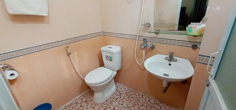 Nhà vệ sinh nằm khép kín ngay trong phòng và được chuẩn bị những đồ dùng cá nhân cơ bản nhất cho quý khách sử dụng miễn phí nếu lỡ quên không mang theo