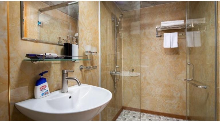 Tại mỗi phòng tắm, homestay gần sân bay Nội Bài - Cosy Nest cũng đã chuẩn bị đầy đủ đồ dùng vệ sinh cá nhân cho khách hàng