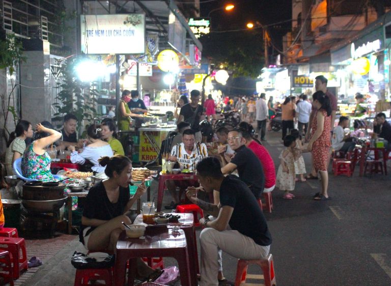 Phố ăn đêm nằm trên đường Phạm Hồng Thái, Đà Nẵng