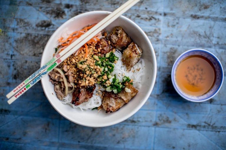 Quán bún thịt nướng Tâm – Địa điểm ăn đêm cực đông khách tại Đà Nẵng