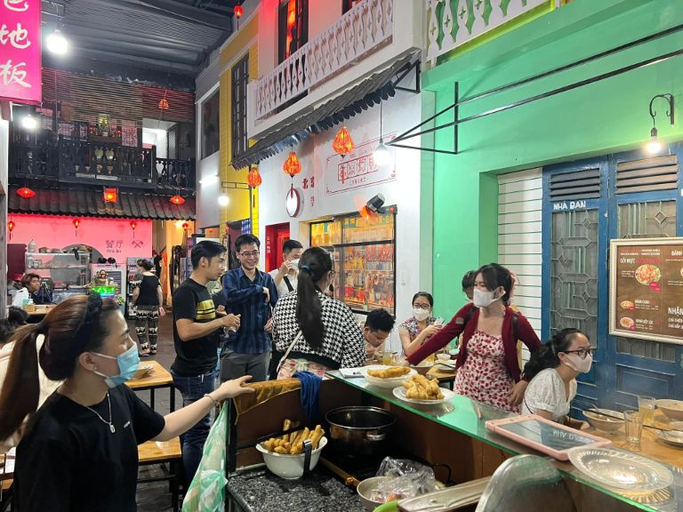 Bánh canh bà Bé – Quán ăn đêm nổi tiếng ở gần chợ Cồn