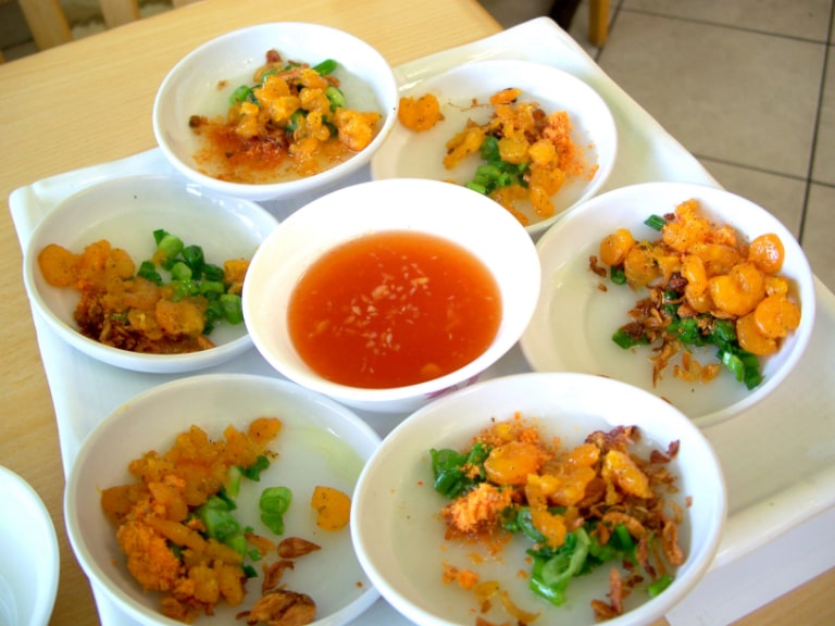 Bánh bèo Đà Nẵng quán Bà Bé mang đến hương vị đặc biệt nhờ phần nước mắm được nấu theo công thức riêng