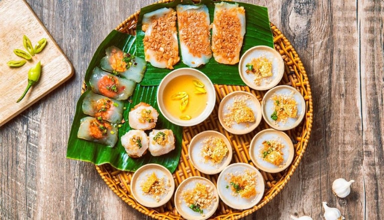 Bánh bèo Đà Nẵng là món ăn dân dã nhưng lôi cuốn thực khách bởi cách kết hợp các thành phần trong bánh với nhau.
