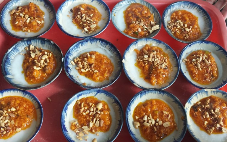 Bánh bèo Đà Nẵng tại quán Quê hương nổi tiếng nhờ phần nước sốt đặc biệt được pha theo công thức riêng