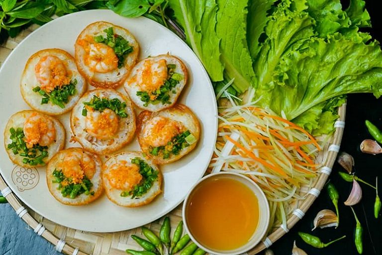 Bánh căn là món ăn nổi tiếng ở Đà Nẵng được nhiều khách du lịch yêu thích lựa chọn