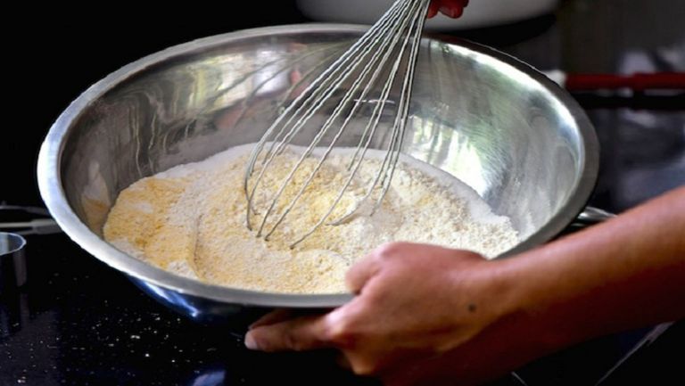 Trộn bột là công đoạn quan trọng để làm vỏ bánh căn Đà Nẵng chuẩn vị