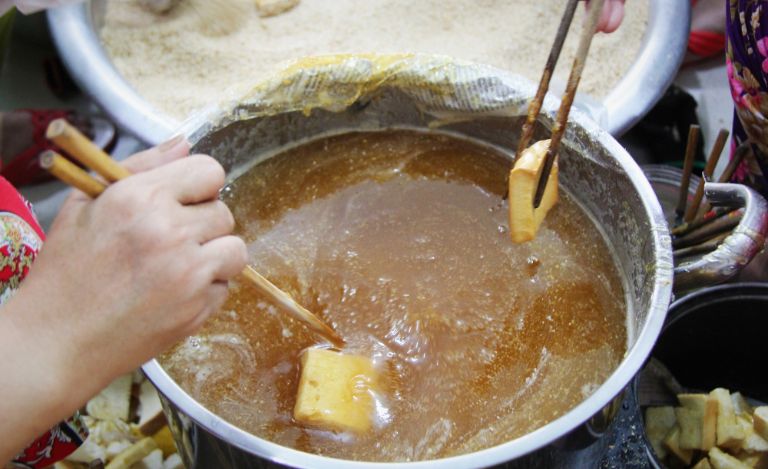 Bánh khô mè được chế biến rất cầu kỳ và hoàn toàn thủ công nên luôn giữ được hương vị truyền thống lâu năm vốn có