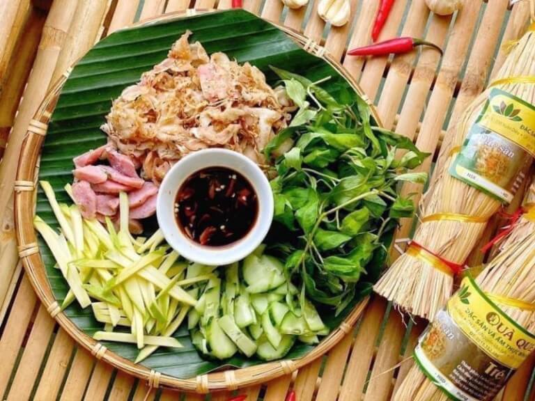 Nem tré Đà Nẵng là món ăn ngon đặc sản nổi tiếng của Bình Định. Từ tré, chúng ta có thể làm nhiều món gỏi trộn ngon.