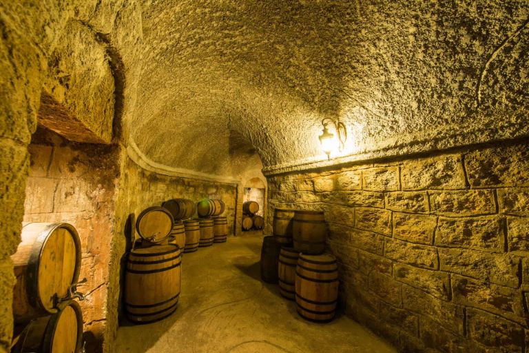 Vách hầm được xây dựng bằng chất liệu đặc biệt nên hương vị của rượu cũng vô cùng đặc biệt