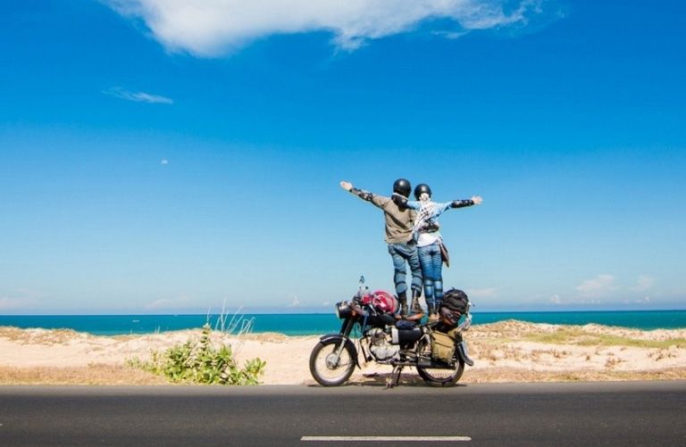 Đa số các du khách trẻ sử dụng xe máy để đi du lịch bãi biển An Bàng bởi tính nhanh, thuận tiện, chủ động