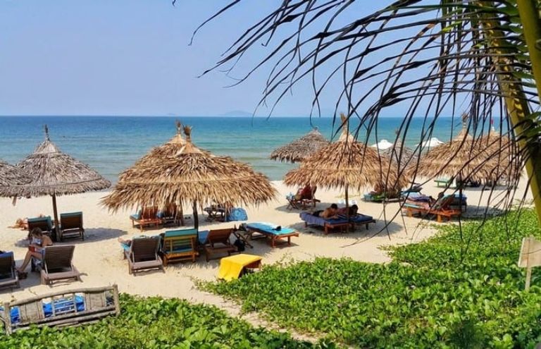 Bãi biển An Bàng có màu nước xanh, bãi cát trắng mịn và hàng ô bằng lá cọ, lá dừa giúp du khách nằm nghỉ thư giãn