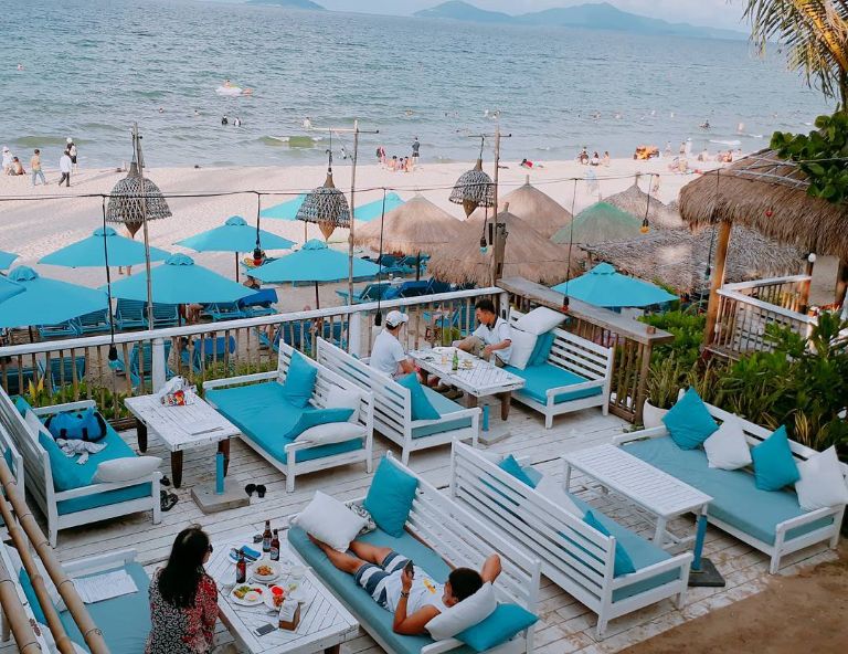 Điều đặc biệt của bãi biển An Bàng là các quán bar ven biển được thiết kế tinh tế, lịch sự, có thể làm backdrop sống ảo
