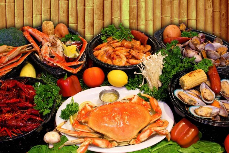 Biển Tiên Sa nổi tiếng với các loại hải sản tươi ngon được chế biến dân dã 