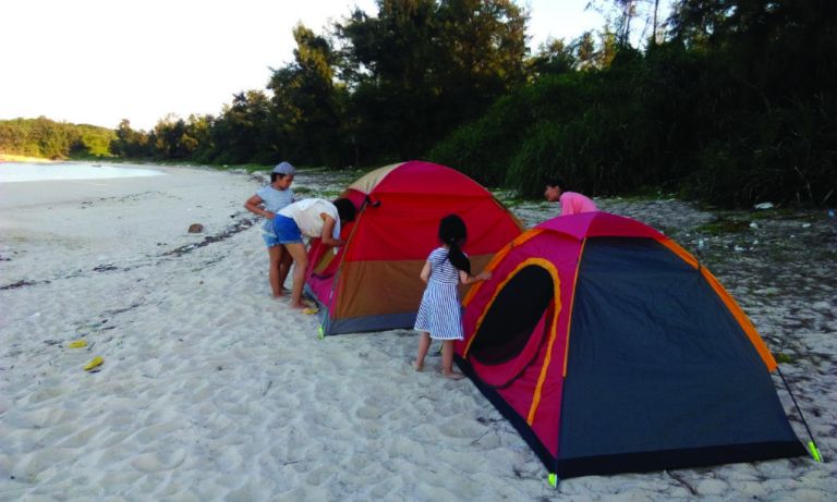 Hoạt động cắm trại diễn ra rất thường xuyên trên bãi biển Tiên Sa và là hoạt động độc đáo khi du lịch tại đây