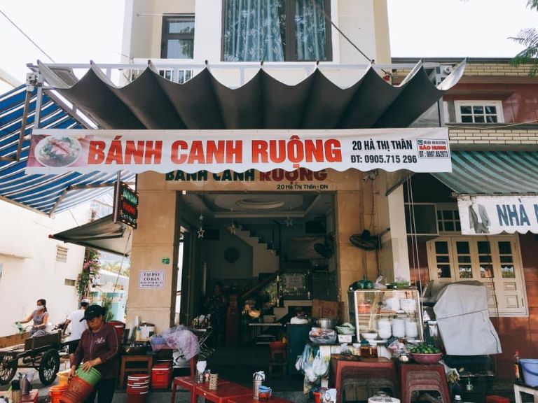 Bánh canh Đà Nẵng- Ruộng là một quán ăn lâu đời trên phố Hà Thị Thân. 