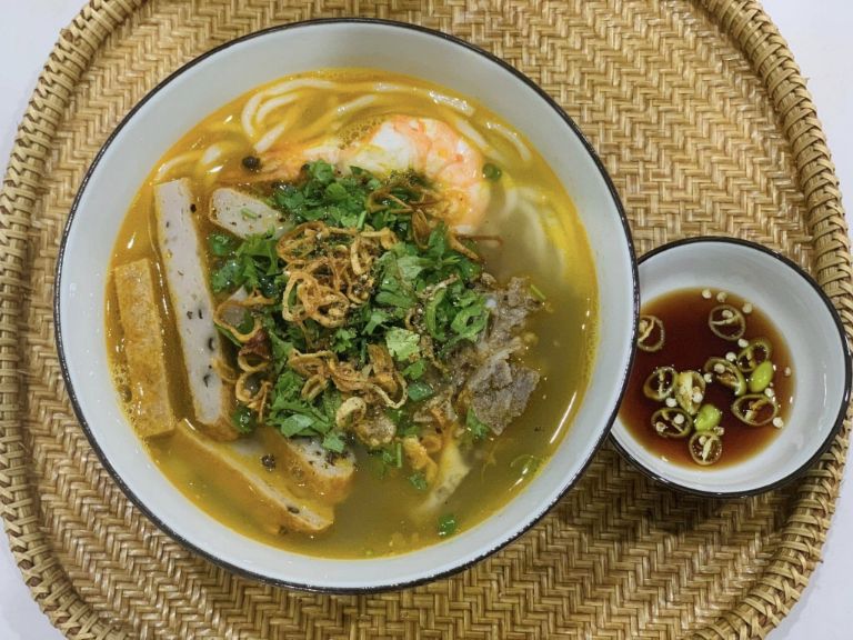 Bánh canh Bà Sen có phần nước lèo được nấu theo phong cách của người Quảng Nam xưa. 