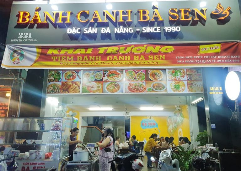 Quán bánh canh Bà Sen nằm trên đường Nguyễn Trí Thanh, rất gần chợ đêm Phạm Hồng Thái.