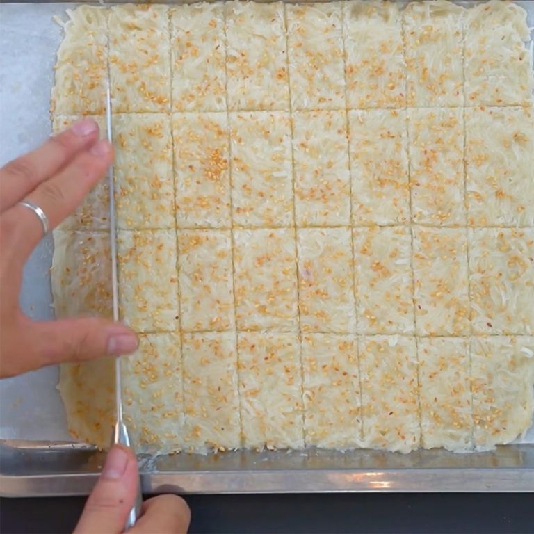 Cắt bánh ngay sau lần nướng thứ nhất sẽ khiến bánh không bị vỡ