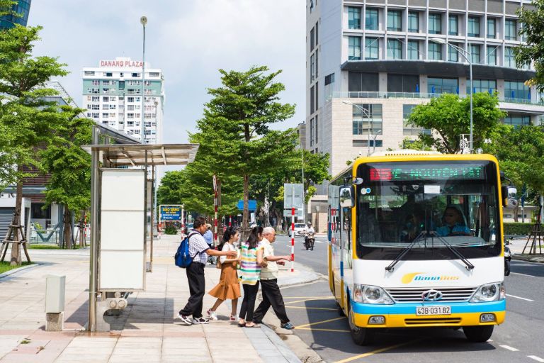Xe bus Đà Nẵng là phương tiện du khách có thể cân nhắc với mức chi phí rẻ mà vẫn tới tận bảo tàng Đà Nẵng
