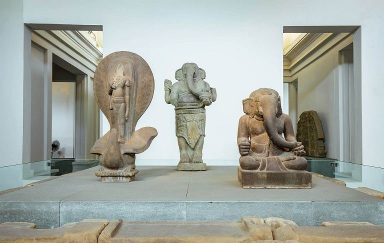 Bộ ba bức tượng được xem là đáng giá nhất tại bảo tàng điêu khắc Chăm Pa