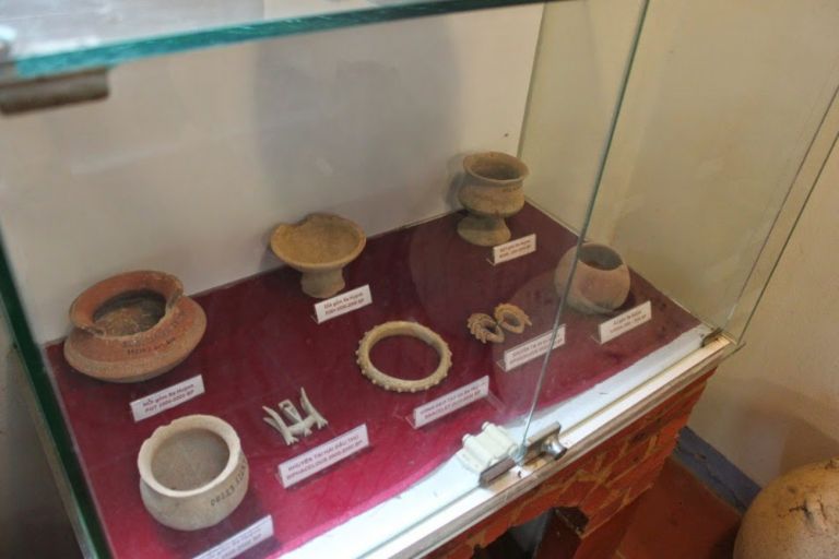 Cổ vật được trưng bày trong tủ kính tại bảo tàng Đồng Đình