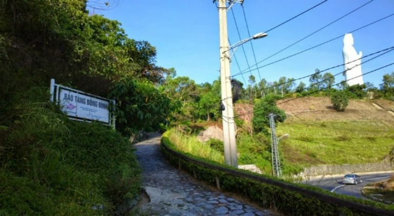 Du khách cần chú ý an toàn tại những đoạn đường dốc nguy hiểm khi đến với bảo tàng Đồng Đình Đà Nẵng