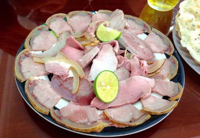 Phần thịt bê quán Lý được chế biến cầu kỳ để giữ được độ mềm ngọt của thịt và màu hồng tươi bắt mắt
