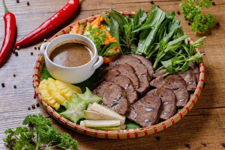 Thịt bê thui tại quán Cường Thịnh được chế biến chuẩn công thức làng Cầu Mống nên luôn giữ được hương vị đặc trưng của món ăn