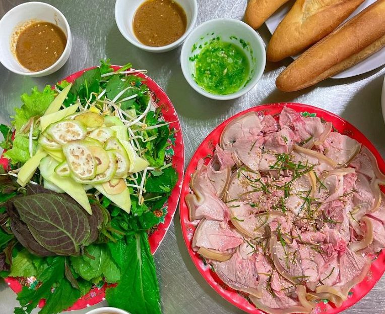 Quán ăn Kim Chi là nơi mà thực khách nhất định không nên bỏ lỡ khi thưởng thức món bê thui Cầu Mống trứ danh
