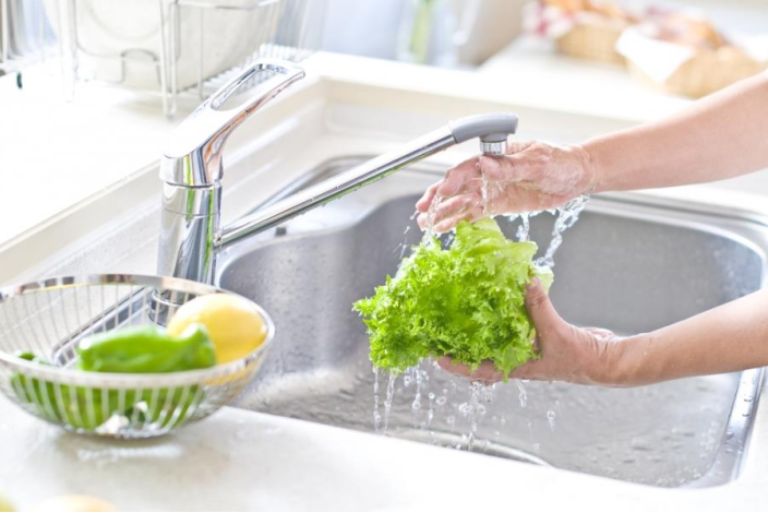 Mọi người rửa sạch rau sống và nên ngâm trong nước muối vài phút để đảm bảo chất lượng rau tốt nhất 