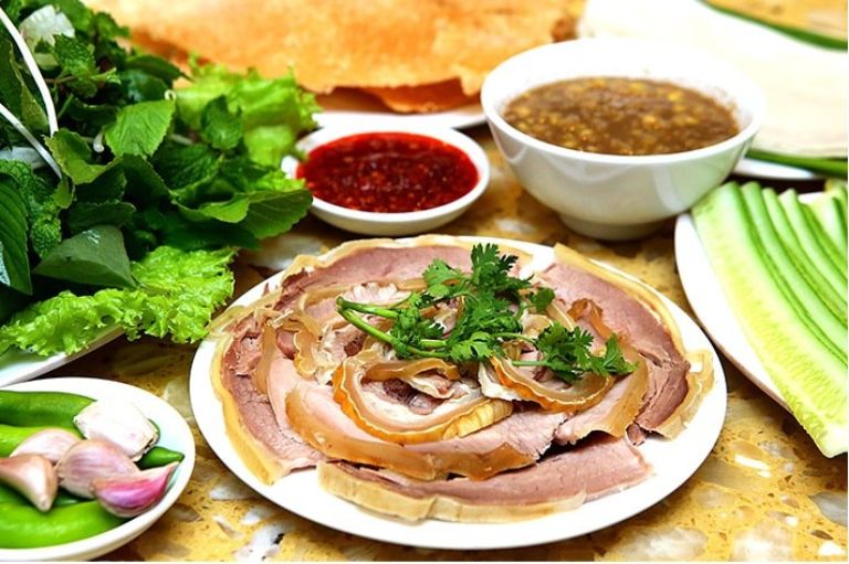 Quán Hương không chỉ nổi tiếng với món bê thui Cầu Mống nổi trứ danh mà còn nhiều món đặc sản Đà Thành 