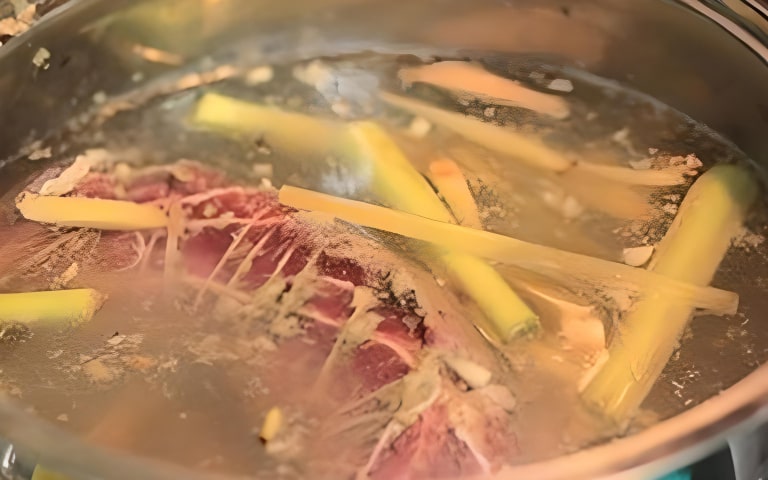 Hầm thịt bò và xương để nước dùng thêm đậm đà