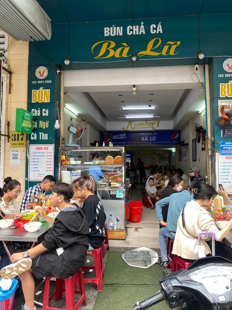 Quán bún chả cá Bà Lữ là quán ăn quen thuộc của người dân địa phương.