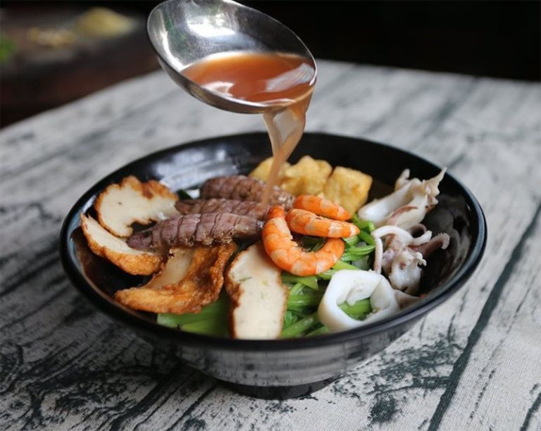 Thành phẩm tô bún hải sản Đà Nẵng thơm ngon, hấp dẫn ngay tại căn bếp của bạn.