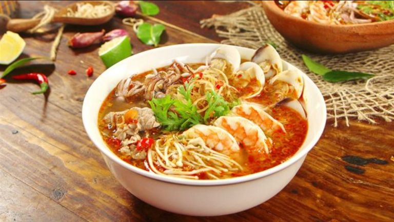 Bún Thái hải sản với phần nước dùng tomyum chua cay. 