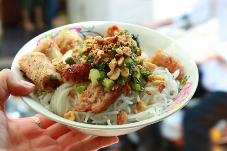Một tô bún thịt nướng quán Loan ở Đà Nẵng tuy có giá hạt dẻ nhưng vẫn đầy đủ topping 