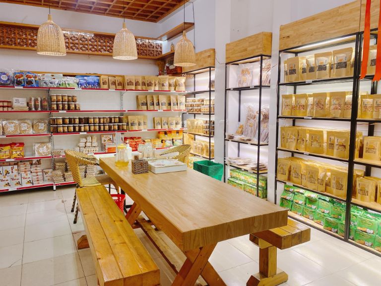 Không gian với thiết kế rộng rãi và các sản phẩm được bày trí theo khu vực tại HaNiGo Food. 